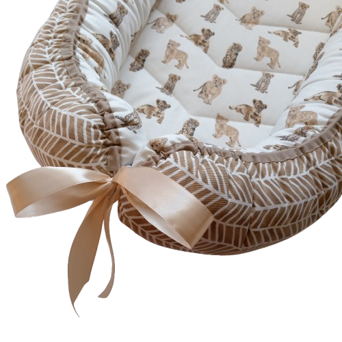 Babynests – Baby Lion & Cheetah Cubs + Sand Herringbone + Beige Trim