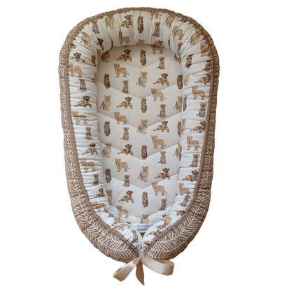 Babynests – Baby Lion & Cheetah Cubs + Sand Herringbone + Beige Trim
