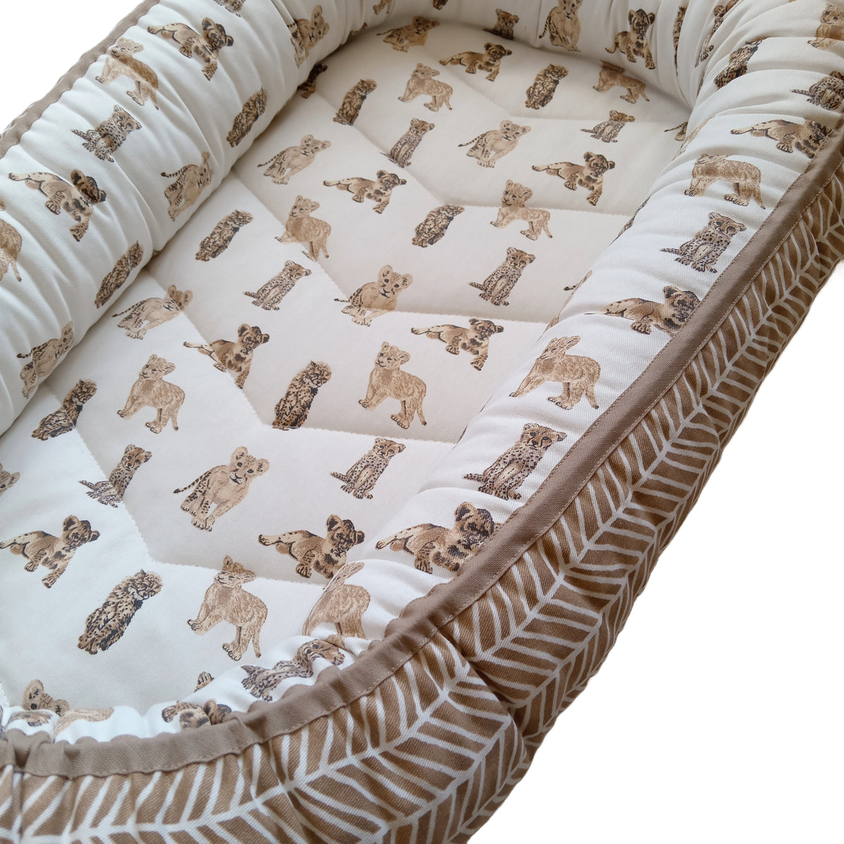 Babynests – Baby Lion & Cheetah Cubs + Sand Herringbone + Beige Trim