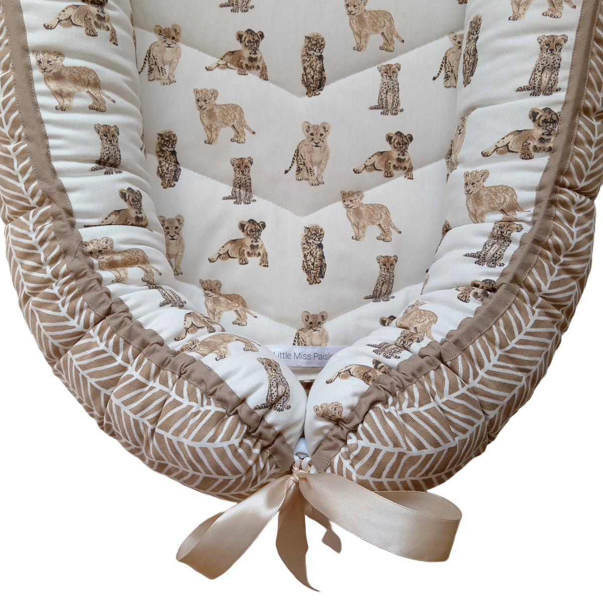 Babynests – Baby Lion & Cheetah Cubs + Sand Herringbone + Beige Trim