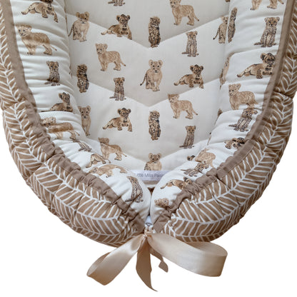 Babynests – Baby Lion & Cheetah Cubs + Sand Herringbone + Beige Trim